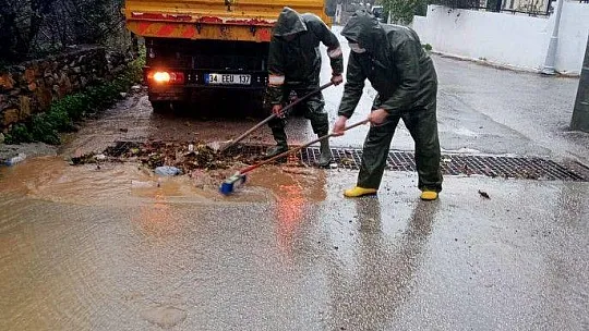 Bir anda bastıran yağmur cadde ve sokakları göle çevirdi