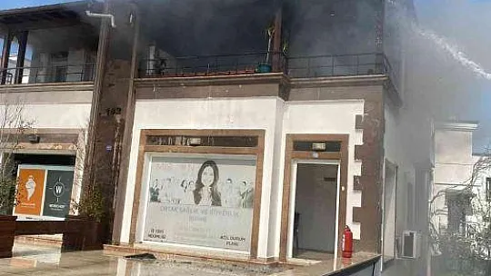 Bir anda tutuşan ev alev alev yandı