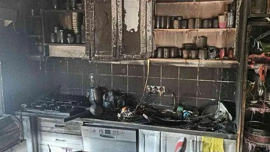 Bir anda tutuşan ev alev alev yandı
