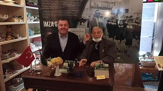 Bir asra beş kala kitap yazıp, imzaladı