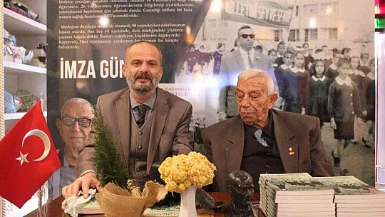 Bir asra beş kala kitap yazıp, imzaladı