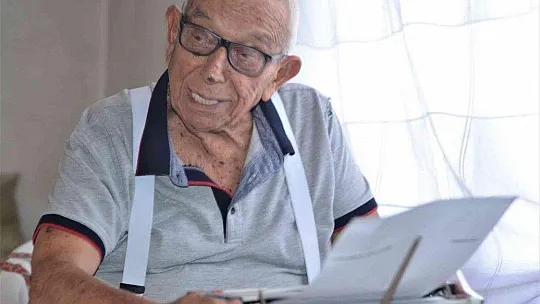 Bir asra beş kala kitap yazıp, imzaladı