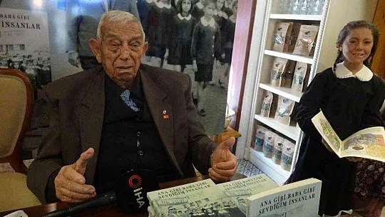 Bir asra beş kala kitap yazıp, imzaladı