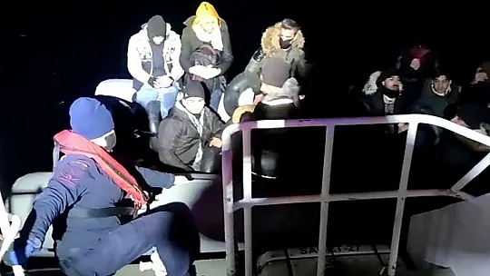 Bir lastik botta 32 düzensiz göçmen yakalandı