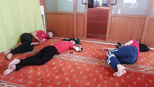 Bir parça kilim ve battaniye üzerinde dinlendiler