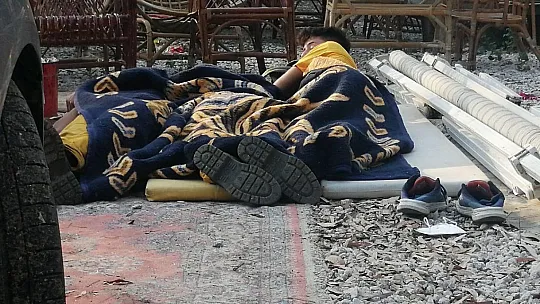 Bir parça kilim ve battaniye üzerinde dinlendiler