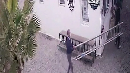 Bir şey bulamayınca merdiven çaldılar