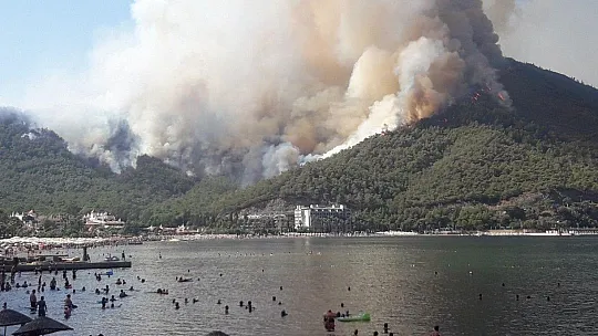 Bir yanda yangın, diğer yanda deniz keyfi