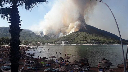 Bir yanda yangın, diğer yanda deniz keyfi