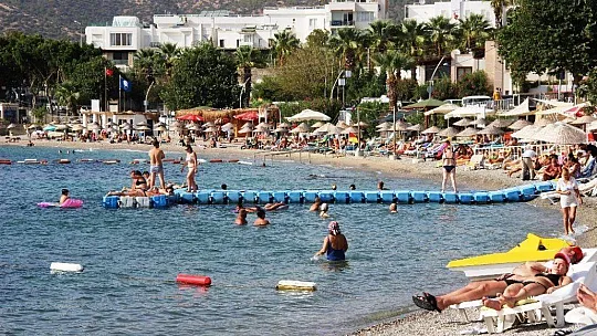Birçok şehirde yağmur, dolu Bodrum'da yaz keyfi
