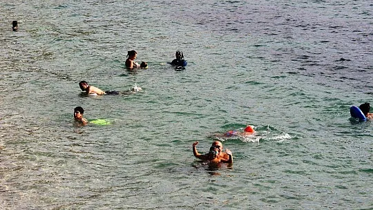 Birçok şehirde yağmur, dolu Bodrum'da yaz keyfi