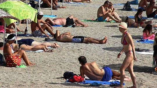 Birçok şehirde yağmur, dolu Bodrum'da yaz keyfi