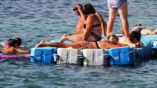 Birçok şehirde yağmur, dolu Bodrum'da yaz keyfi