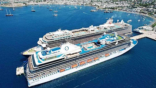 Bodrum'a 2 dev gemi birden geldi