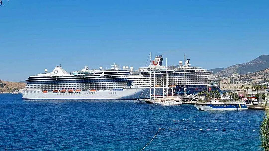 Bodrum'a 2 dev gemi birden geldi