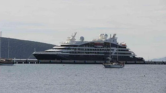 Bodrum'a gelen kruvaziyer gemisi esnafın yüzünü güldürdü