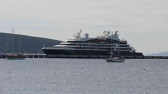 Bodrum'a gelen kruvaziyer gemisi esnafın yüzünü güldürdü