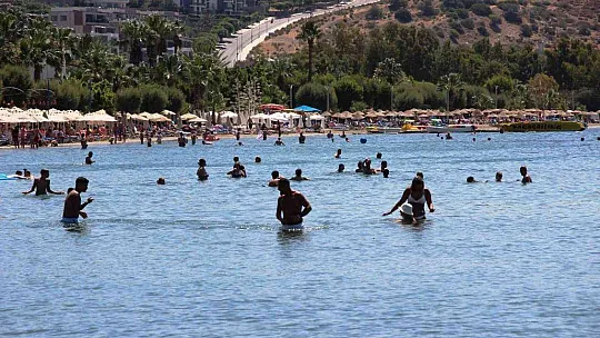 Bodrum'a tatilci akını başladı: Trafik kilitlendi, sahillerde adım atacak yer kalmadı