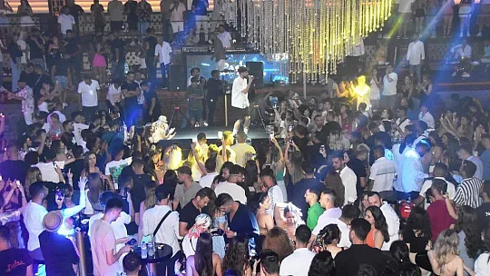 Bodrum'a tatilci akını başladı: Trafik kilitlendi, sahillerde adım atacak yer kalmadı