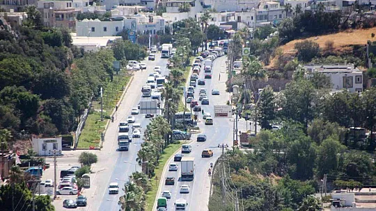 Bodrum'a tatilci akını başladı: Trafik kilitlendi, sahillerde adım atacak yer kalmadı