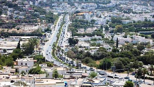 Bodrum'a tatilci akını başladı: Trafik kilitlendi, sahillerde adım atacak yer kalmadı