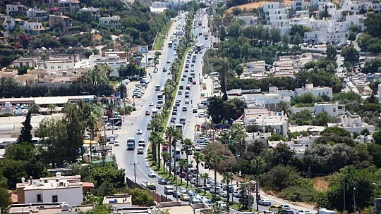 Bodrum'a tatilci akını başladı: Trafik kilitlendi, sahillerde adım atacak yer kalmadı