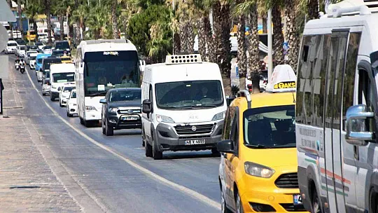 Bodrum'a tatilci akını başladı: Trafik kilitlendi, sahillerde adım atacak yer kalmadı