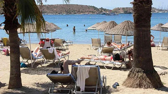 Bodrum'a tatilci akını başladı: Trafik kilitlendi, sahillerde adım atacak yer kalmadı