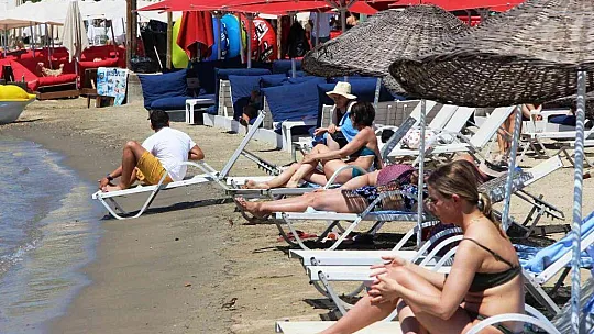 Bodrum'a tatilci akını başladı: Trafik kilitlendi, sahillerde adım atacak yer kalmadı