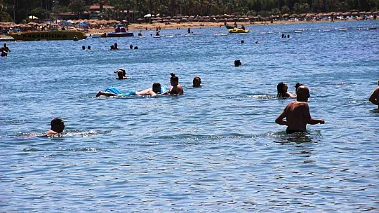 Bodrum'a tatilci akını başladı: Trafik kilitlendi, sahillerde adım atacak yer kalmadı