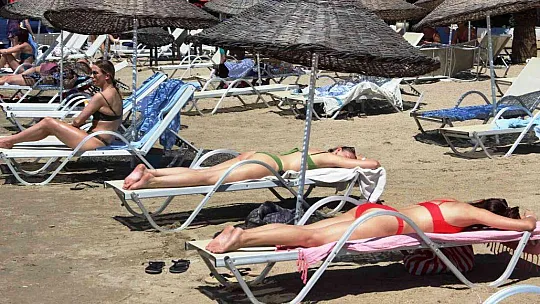 Bodrum'a tatilci akını başladı: Trafik kilitlendi, sahillerde adım atacak yer kalmadı