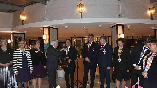 Bodrum Belediye Başkanı Aras'a hizmet ödülü verildi