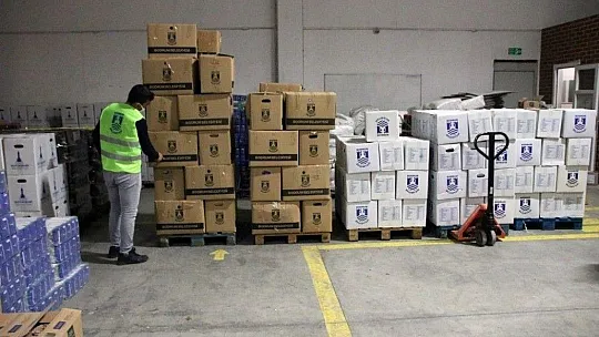 Bodrum Belediyesi depremzedeler için hazırladığı kolileri teslim etti