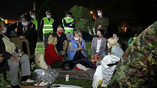 Bodrum Belediyesi depremzedeler için hazırladığı kolileri teslim etti