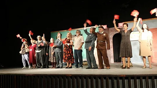 Bodrum Belediyesi Şehir Tiyatrosu sağlık çalışanları için sahne aldı