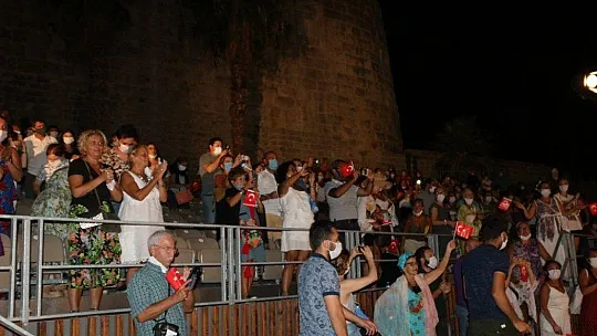 Bodrum Belediyesi Şehir Tiyatrosu sağlık çalışanları için sahne aldı