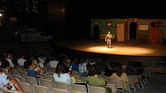 Bodrum Belediyesi Şehir Tiyatrosu, sağlık çalışanları için sahnedeydi