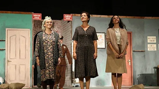 Bodrum Belediyesi Şehir Tiyatrosu, sağlık çalışanları için sahnedeydi