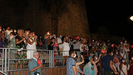 Bodrum Belediyesi Şehir Tiyatrosu, sağlık çalışanları için sahnedeydi
