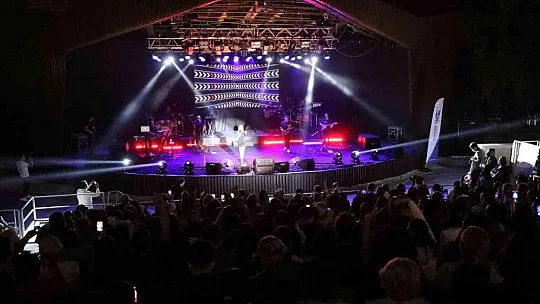 Bodrum'da  'Sarı yaz' konserleri Derya Uluğ ile başladı