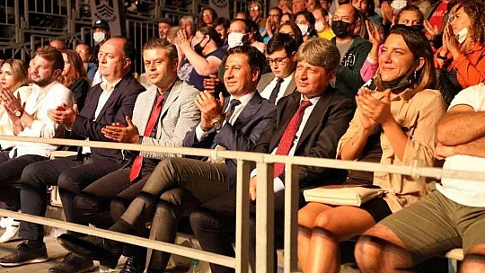 Bodrum'da  'Sarı yaz' konserleri Derya Uluğ ile başladı