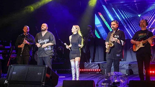 Bodrum'da  'Sarı yaz' konserleri Derya Uluğ ile başladı