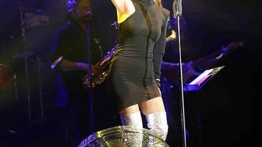 Bodrum'da  'Sarı yaz' konserleri Derya Uluğ ile başladı