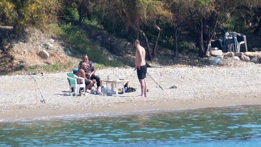 Bodrum'da 3 bin 150 lira cezayı göze alıp denize girdiler, balık tuttular