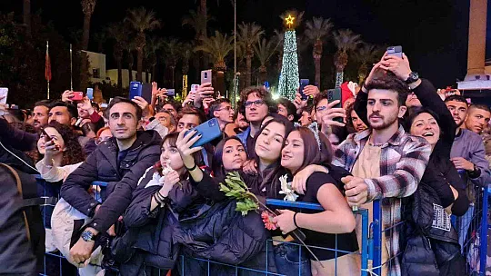 BİNLERCE KİŞİ YENİ YILA TEOMAN'LA GİRDİ