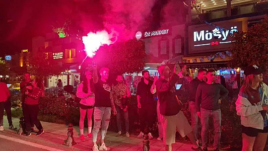 Bodrum'da bordo-mavi gece