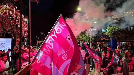 Bodrum'da bordo-mavi gece