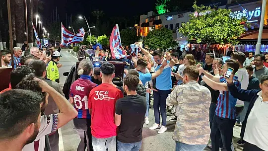 Bodrum'da bordo-mavi gece