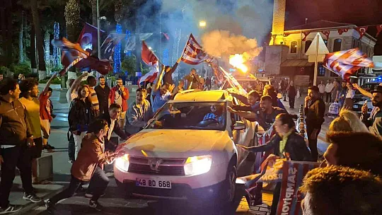 Bodrum'da bordo-mavi gece