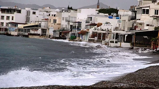 Bodrum'da çıkan fırtına milyonluk tekneyi alabora etti